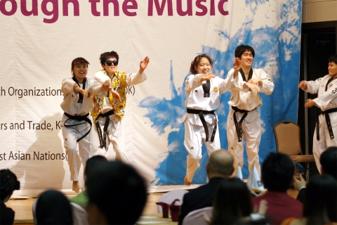 한국청소년단체협의회와 외교통상부와 ASEAN의 후원으로 개최한 제14회 한아세안 청소년교류 행사의 개막식이 1.23일 국제청소년센터에서 열린 가운데, 경희대 태권도팀이 태권무 축하공연을 하고 있다.