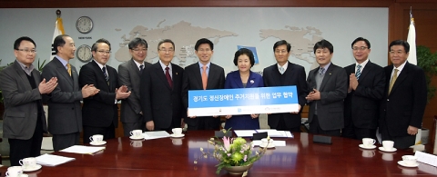 업무협약을 진행한 후, 단체 기념사진을 촬영하고 있다.