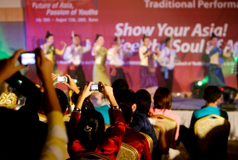 한국청소년단체협의회가 지난 2011.2월에 개최한 한아세안청소년교류행사중 음악축제에서, 각국 참가자들이 전통공연을 하고있다.