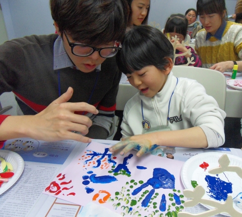 건국대병원은 대학생 예술나눔단체 아트앤셰어링(Art&Sharing)과 소아재활환아 9명과 환아 가족들을 대상으로 5일과 12일, 26일 3일간에 걸쳐 ‘꿈송송 희망탁!’ 프로젝트를