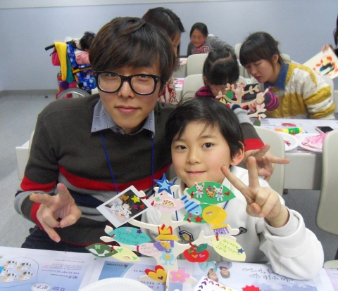 건국대병원은 대학생 예술나눔단체 아트앤셰어링(Art&Sharing)과 소아재활환아 9명과 환아 가족들을 대상으로 5일과 12일, 26일 3일간에 걸쳐 ‘꿈송송 희망탁!’ 프로젝트를