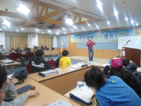 ‘창의적 사고가 성공’이라는 주제로 강의하는 개그맨 정종철