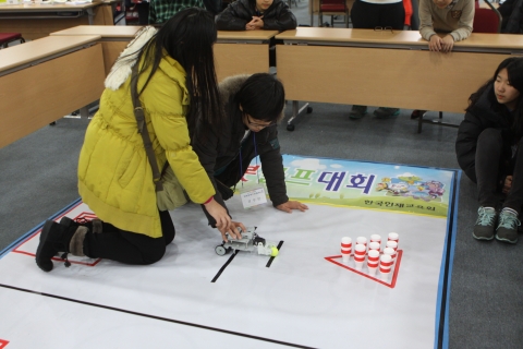 직접만든 로봇을 작동시키는 학생