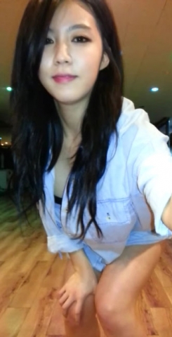 완벽한 복근을 드러낸 영화배우 송혜진의 뇌쇄적인 댄스영상이 인터넷을 뜨겁게 달구고 있다.