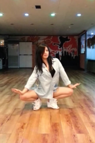 완벽한 복근을 드러낸 영화배우 송혜진의 뇌쇄적인 댄스영상이 인터넷을 뜨겁게 달구고 있다.