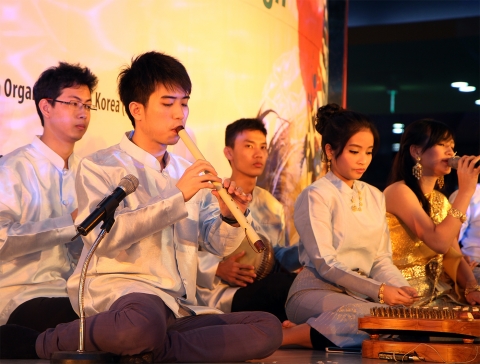 한국청소년단체협의회(회장 차광선)와 외교통상부가 1.26일 2시 코엑스 이벤트코트에서 개최한 한아세안 청소년 음악축제에서 한국과 아세안 회원국 대학생, 청소년들이 자국 전통공연을 하고 있다.