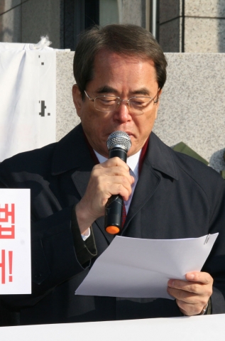 기자회견문을 낭독하는 이제훈 상임대표