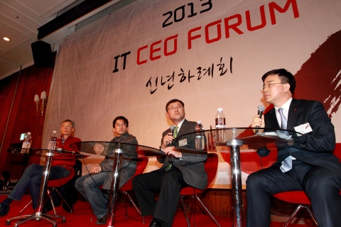 KT(회장 이석채, www.kt.com)는 28일 서울 역삼동 르네상스호텔에서 IT CEO 포럼 신년하례회를 개최하고 ‘창조경제 구현을 위한 ICT의 역할’을 주제로 좌담회를 가졌