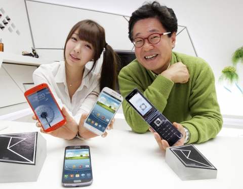 SK텔레콤이 삼성전자와 함께 젊고 세련된 스타일의 LTE 스마트폰 ‘갤럭시 팝’과2G 일반폰 ‘와이즈Ⅱ2G’를 31일 자사 전용으로 출시하며 청년 층과 중∙장년층 고객 사로잡기에 