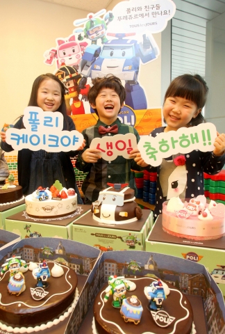 뚜레쥬르의 ‘출동! 로보카 폴리’ 이벤트에 참여한 어린이집 원아들이 축하카드를 들고 로보카 폴리 케이크 탄생 1주년을 축하하고 있다. 뚜레쥬르는 로보카 폴리 케이크 출시 1주년을 