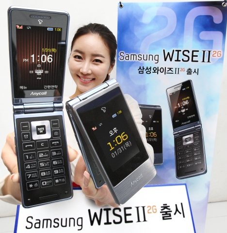 삼성전자가 사용자 편의성을 높인 2G 휴대폰 ‘와이즈Ⅱ 2G(WISEⅡ 2G, SHC-Z160S)’를 SKT를 통해 국내 시장에 출시한다. 사진은 삼성동 코엑스 갤럭시존에서 삼성전자 모델이 신제품 ‘와이즈Ⅱ 2G’를 선보이는 모습.