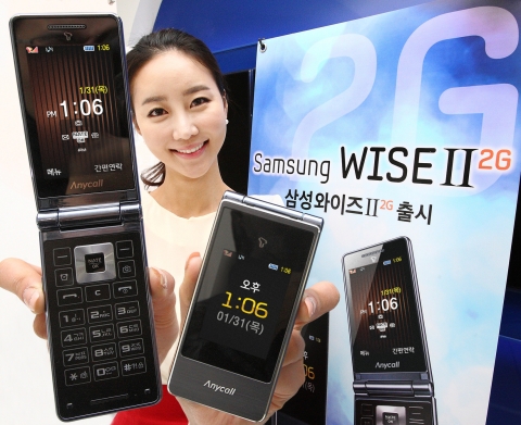 삼성전자가 사용자 편의성을 높인 2G 휴대폰 ‘와이즈Ⅱ 2G(WISEⅡ 2G, SHC-Z160S)’를 SKT를 통해 국내 시장에 출시한다. 사진은 삼성동 코엑스 갤럭시존에서 삼성전자 모델이 신제품 ‘와이즈Ⅱ 2G’를 선보이는 모습.