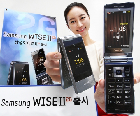 삼성전자가 사용자 편의성을 높인 2G 휴대폰 ‘와이즈Ⅱ 2G(WISEⅡ 2G, SHC-Z160S)’를 SKT를 통해 국내 시장에 출시한다. 사진은 삼성동 코엑스 갤럭시존에서 삼성전자 모델이 신제품 ‘와이즈Ⅱ 2G’를 선보이는 모습.