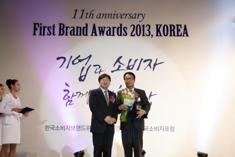 2013 대한민국 퍼스트브랜드대상 시상식 (좌) 연세우유 민영택 상무