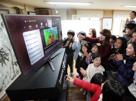 삼성전자가 지난 30일, 경기도 구리시 소재의 다문화 가정 어린이공부방 ‘천국의 아이들’에 ‘올쉐어트리 희망나눔 이벤트’를 통해 마련한 50형 스마트TV 3대를 전달했다.