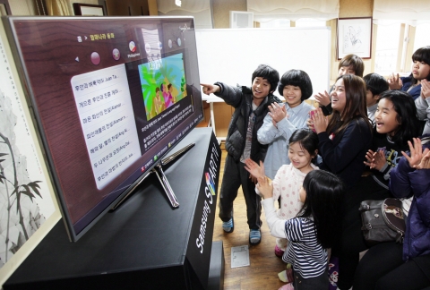 삼성전자가 지난 30일, 경기도 구리시 소재의 다문화 가정 어린이공부방 ‘천국의 아이들’에 ‘올쉐어트리 희망나눔 이벤트’를 통해 마련한 50형 스마트TV 3대를 전달했다.