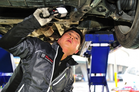 10년타기정비센터 정비사가 차량 무상점검을 진행하고 있다.