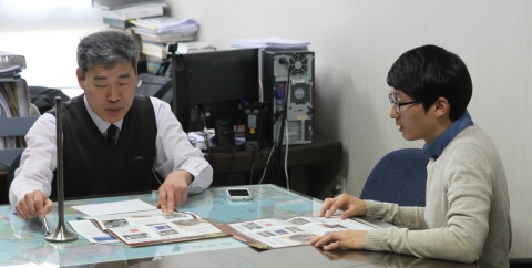 ▲세이프텍(주)에 대한 설명중인 이 대표와 경청하고 있는 오군.