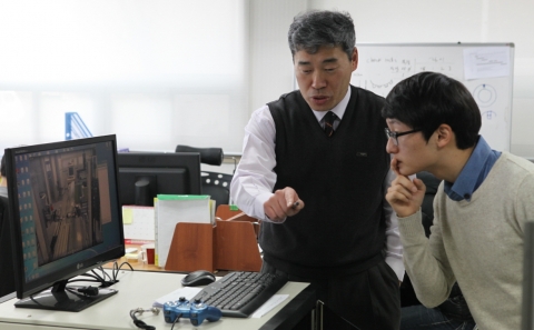 ▲결함을 측정해내는 자동화장비의 운영장면을 모니터로 보고 있는 이 대표와 오군