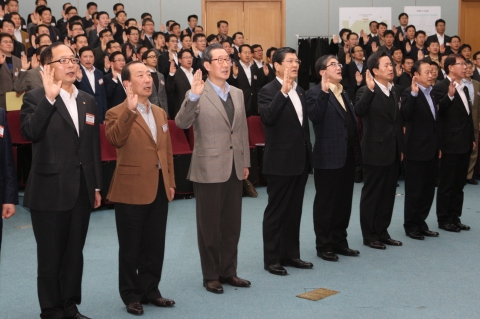 “고객에게 드리는 약속! 꼭 지키겠습니다.” 한화생명이 조직개편을 단행했다. 한화생명은 고객가치창출에 초점을 맞춰 마케팅실, 리스크관리실을 신설하고 ‘고객중심경영’에 나선다. 지난