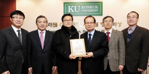 건국대학교는 수의과대학 동문인 서울 페토피아동물병원 홍원표 원장(건국대 수의학 85)이 ‘수의과대학 내리사랑 장학기금’으로 5,000만원을 기부했다고 3일 밝혔다.
