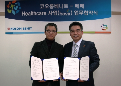 코오롱베니트 조영천 대표(오른쪽)와 베페 이근표 대표가 업무협약을 체결하고 있다.
