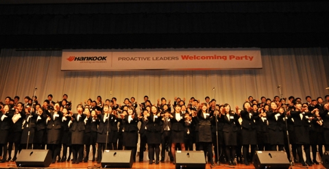 신입사원 140명이 ‘프로액티브 리더(Proactive Leader)’로서의 포부와 열정에 대해 직접 기획한 뮤지컬 공연을 펼치고 있다.