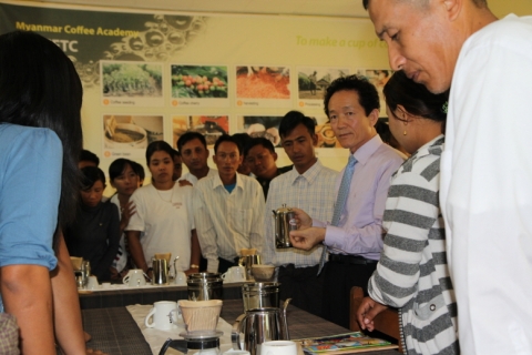 미얀마 쀤울린시에서 커피설명회를 열고 있는 산타로사 유승민 대표