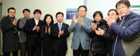 건국대 교수들이 전공 벽을 허물고 머리를 맞대 사회적 약자를 위한 생태 친화적 융합기술을 개발하는 연구소를 만들었다.