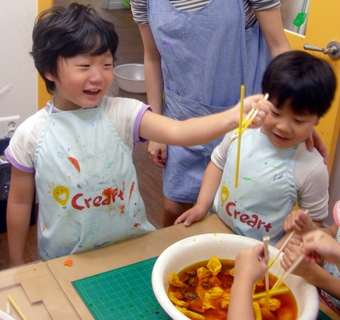 크리아트에서 친구들과 함께하는 천연염색 수업이 진행되고 있다.