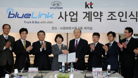현대차 차량IT서비스사업부 곽우영 부사장(사진 우측에서 네 번째)과 KT G&E 부문 임수경 전무(사진 우측에서 다섯 번째) 등 양사 관계자가 참석한 가운데 사업 계약 체결식을 가