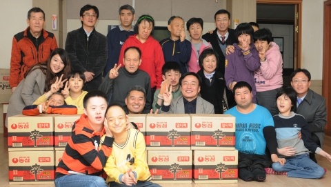 한국교직원공제회(이사장 김정기)는 5일 중증장애인 생활공동체인 ‘브니엘의 집’을 방문해 후원금과 후원물품을 전달했다.