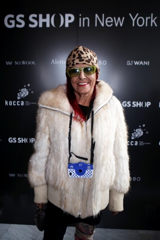 영화 ‘섹스 앤 더 시티’, ‘악마는 프라다를 입는다’의 패션 총괄 ‘패트리샤 필드(Patricia Field)가 GS샵 뉴욕 패션쇼에 참석해 포즈를 취하고 있다.