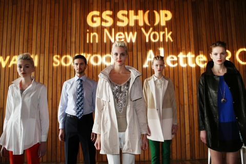 GS샵은 2월 6일 새벽(현지시간 2월 5일 15시) 미국 뉴욕 맨하탄에 위치한 스탠다드 호텔에서 패션 쇼케이스 &lt;2013 GS SHOP in New York&gt;을 개최하고, 올해 S/S 시즌에 선보일 4개의 디자이너 콜래보레이션(협업) 브랜드를 공개했다.