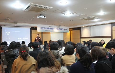 국제회의전문가교육원 정규과정 100기 수료식중 팀 경쟁 프레젠테이션 후 컨벤션기획사(PCO)가 되기위해 준비하고 있는 후배들을 위해 마련한 동문선배(58기 황금찬)의 강연 모습