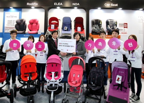 2월 6일, 삼성동 코엑스 베이비페어에서 YKBnC 윤강림 회장과 임직원들이 구세군 두리홈 여운자 사무국장과 기념촬영을 하고 있다.