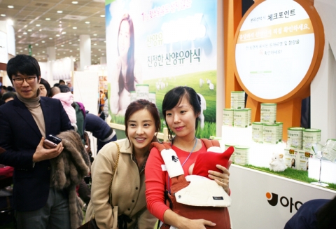 산양분유 전문기업인 아이배냇의 전속 모델 박은혜 씨가 베이비페어를 통해 처음 소비자들과 만나는 아이배냇을 응원하러 삼성동 코엑스를 찾았다.