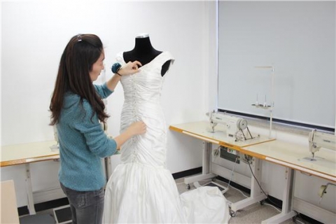 서울패션아카데미는 다양한 웨딩업체로의 취업연계가 가능한 웨딩드레스 취업과정을 오는 3월 11일에 개강하며, 현재 교육생을 모집 중이다.