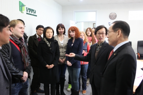 동명대에서의 모스크바대학생 한국문화체험 장면