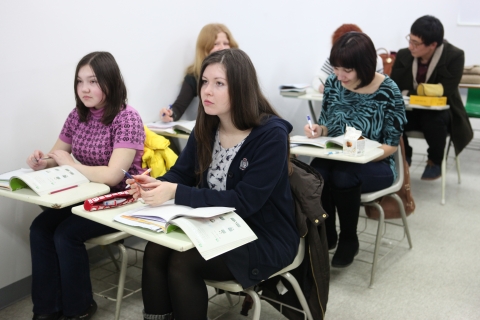 동명대에서의 모스크바대학생 한국문화체험 장면