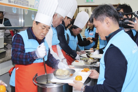 김정록 중앙회장을 비롯한 지장협 임직원들이 장애인 무료 급식 봉사를 하고 있다.