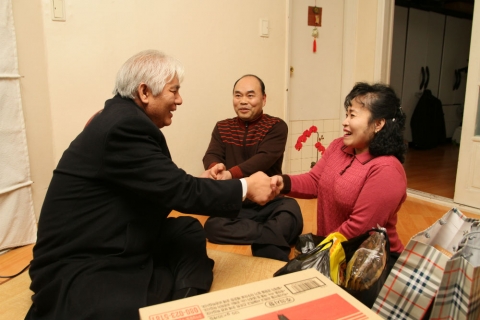 지장협 김정록 중앙회장이 중증장애인 가정을 방문해 후원물품을 전달하고 있다.