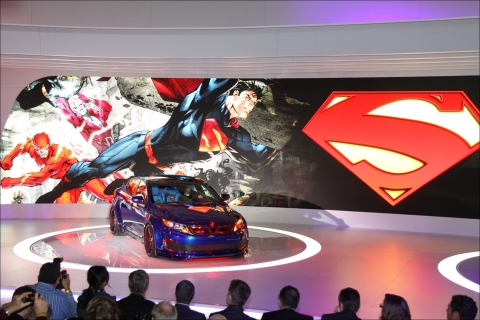 기아차 행사장에서 쇼카 ‘슈퍼맨 옵티마’가 최초로 공개되는 모습