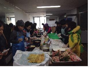 순천시장애인종합복지관에서는 2013년 2월 7일(목), 설 명절을 앞두고 지역 내 독거노인 및 재가 장애인 100여명에게 명절 상차림 음식을 전달하였다.