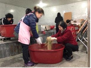 순천시장애인종합복지관에서는 2013년 2월 7일(목), 설 명절을 앞두고 지역 내 독거노인 및 재가 장애인 100여명에게 명절 상차림 음식을 전달하였다.