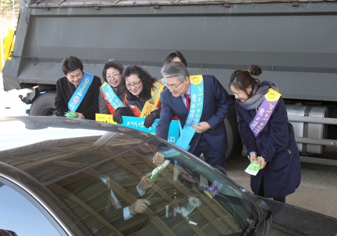 박승호 포항시장이 시민단체 회원들과 함께 포항 요금소에서 명절인사와 함께 포항을 알리고 있다.