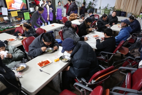 함께하는 사랑밭에서 노숙인시설 드림씨티를 통해 사랑의 떡국나눔행사를 실시했다.