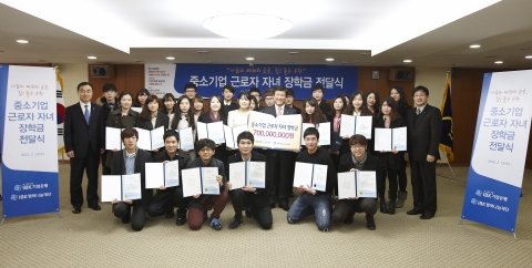 IBK기업은행(www.ibk.co.kr, 은행장 조준희)은 IBK행복나눔재단을 통해 중소기업 근로자 자녀 402명에게 7억원의 장학금을 전달했다고 13일 밝혔다.