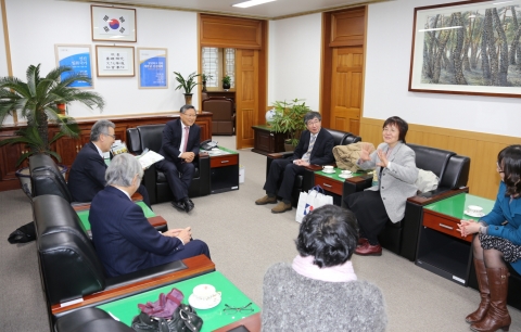 일본 이와테대학 이와부치 부총장 및 이노우에 인문대학장, 요시무라교수, 이에이 교수 등 일행이 13일(수) 1박2일의 일정으로 군산대학교를 방문, 양교 간의 교류 확대를 논의하였다.