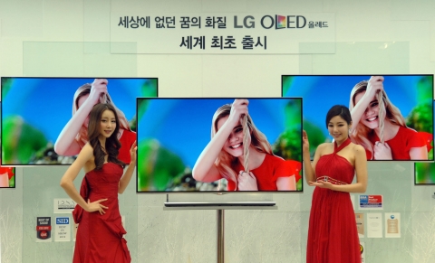 모델들이 ‘꿈의 화질’을 제공하는 55형 크기 ‘올레드TV’를 소개하고 있다.